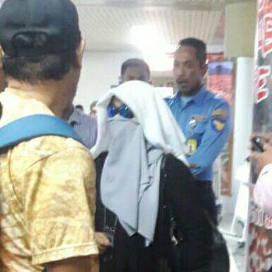 Neno Warisman Ditolak Ratusan Massa di Bandara Hang Nadim, Ada Apa?