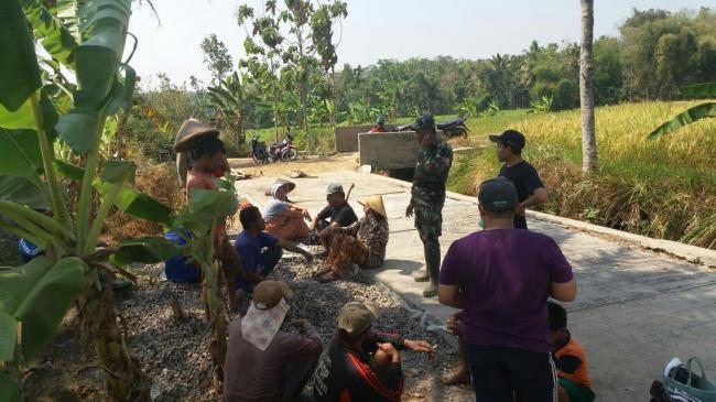 Keakraban Danramil Bersama Warga 