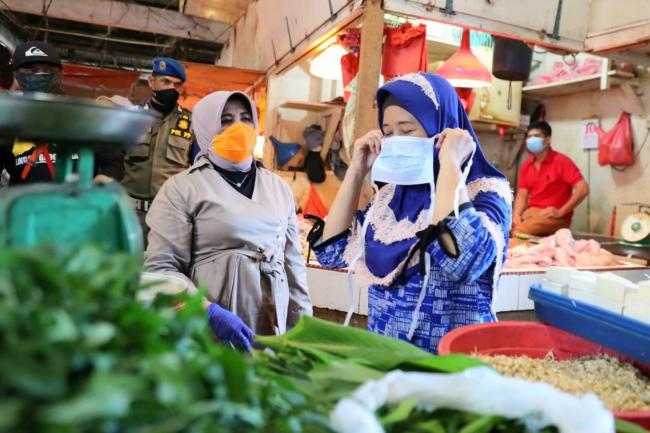 Plt Wali Kota Tanjungpinang Rahma Sambangi Pedagang Tak Bermasker