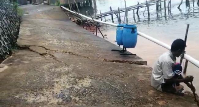 Jalan Penghubung Desa di Kecamatan Mantang Retak dan Miring