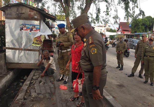 Kios Dibongkar Karena Kotor, Seorang Wanita Tuding Satpol PP Tidak Adil   