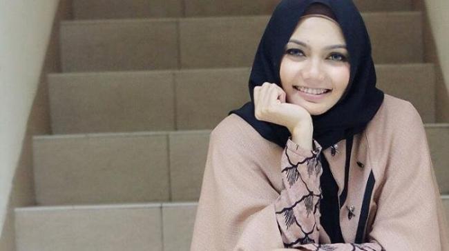 Menangis, Rina Nose Ungkap Alasan Buka Jilbab