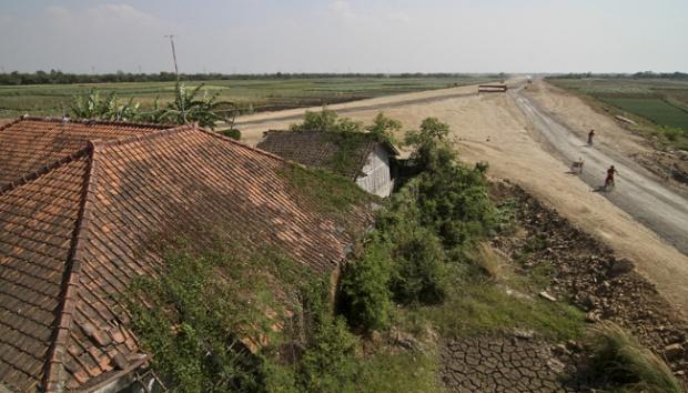 Wow, Rumah di Tengah Jalan Tol di Jawa Tengah Ini Bikin Heran Pemudik