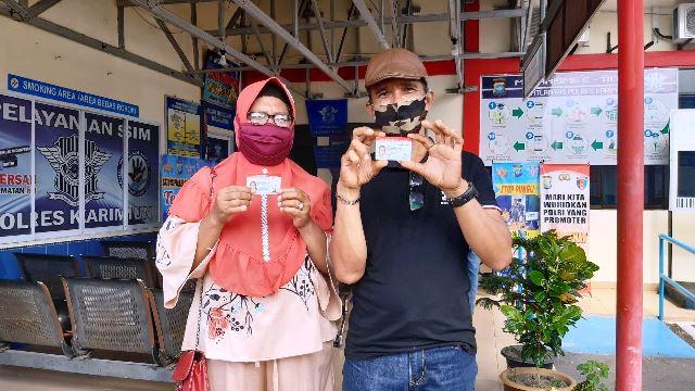 Senyum Erpan dan Asnita Peroleh SIM Gratis saat Hari Bhayangkara