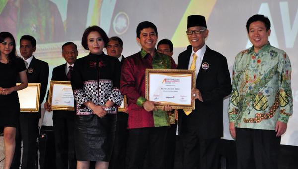 HM Sani Bawa Kepri Raih Penghargaan Indonesia Attractiveness Award 2015