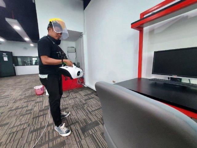 Cegah Corona, Kantor Batamnews Disemprot Disinfektan Uap