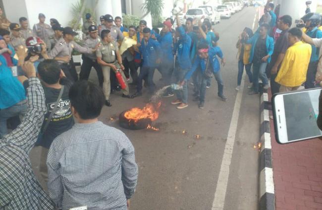 Nyaris Bentrok, Puluhan Mahasiswa Bakar Ban di Depan Kantor Gubernur 