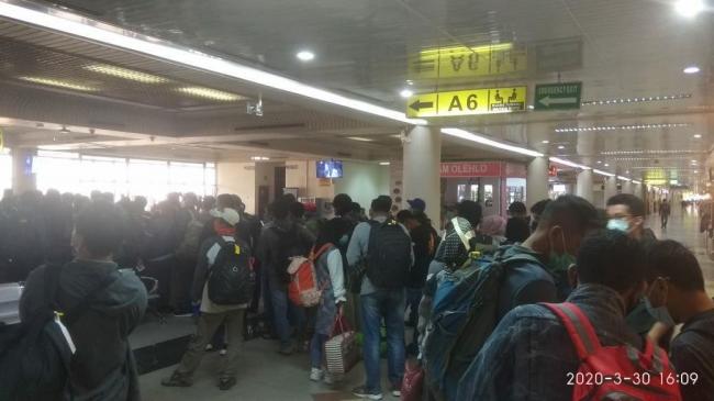 Padatnya Ruang Tunggu Bandara Hang Nadim, Apa Kabar Social Distancing?