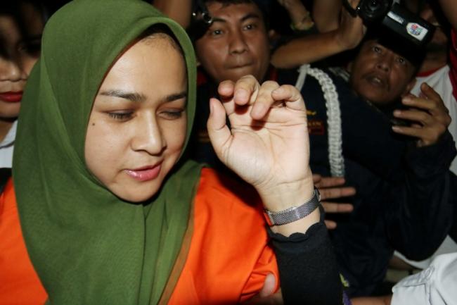 Tampilan Istri Muda Gubernur Gatot Memesona seperti Muslim Sejati, Ternyata Menipu..