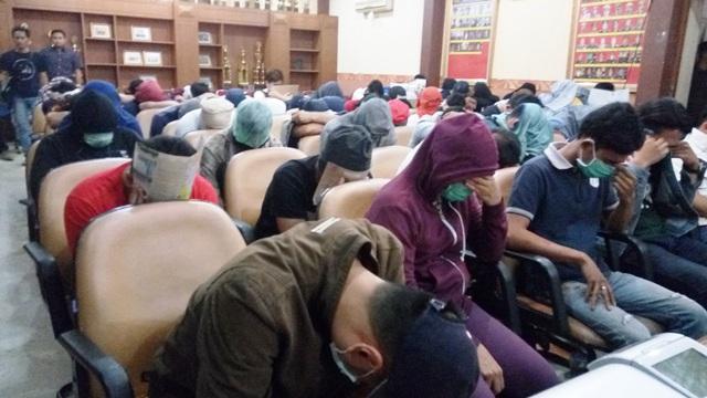 Saat Digerebek Polisi, Pasangan Gay Sedang "Gituan" di Kamar