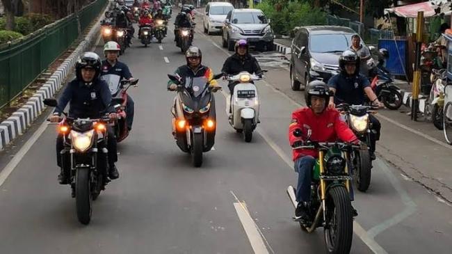 Gugat UU LLAJ, Mahasiswa: Jokowi Tak Nyalakan Lampu Motor Kok Gak Ditilang