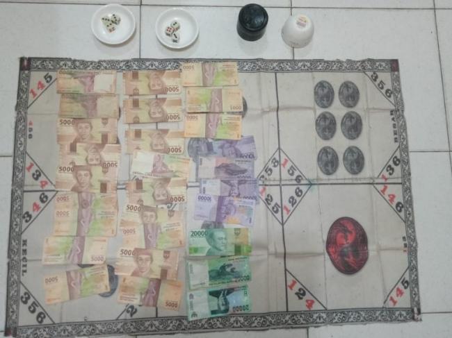 Lagi Asik Main Judi, 7 Warga Gunung Kijang Ditangkap Polisi