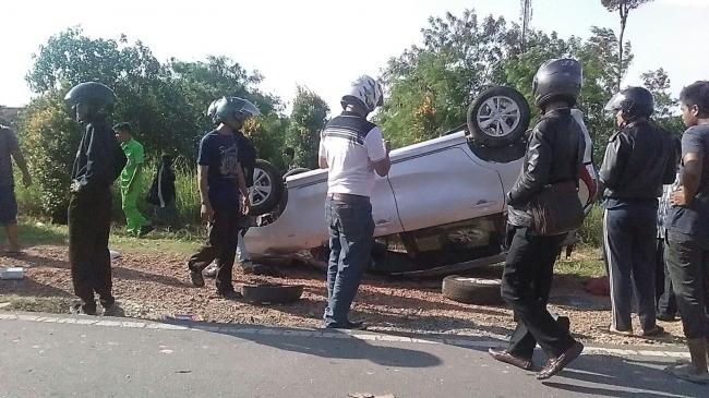 [BREAKINGNEWS] Kecelakaan di Jalan Raya Bandara, Avanza Hantam Bus Jodoh-Nongsa
