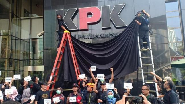 Tolak Revisi UU, Pegawai KPK Gelar Aksi Tutup Logo di Gedung Merah Putih