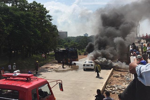 Mobil Terbakar di Simpang Jam, Pemilik: Saya Starter Malah Meledak