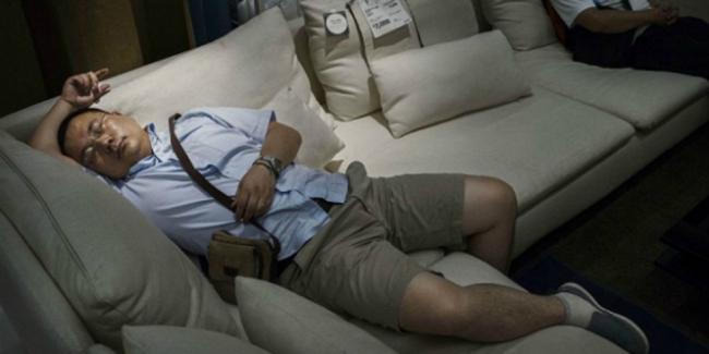 Bukannya Datang Membeli, Pengunjung Malah Tidur di Sofa Empuk IKEA Tiongkok