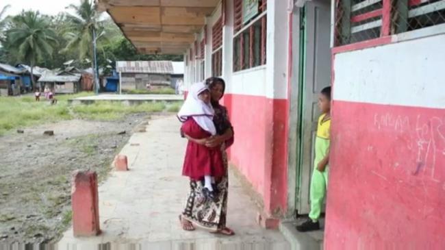 Perjuangan Ibu Gendong Putrinya yang Lumpuh: Kaki Ibu Adalah Pengganti Kakimu
