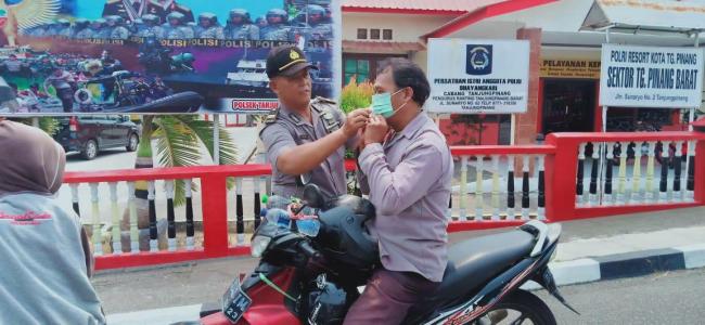 Antisipasi ISPA, Polsek Tanjungpinang Barat Bagikan Ratusan Masker 
