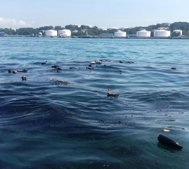 Perairan Belakang Padang Tercemar Sludge Oil, Warga: Ini Paling Parah