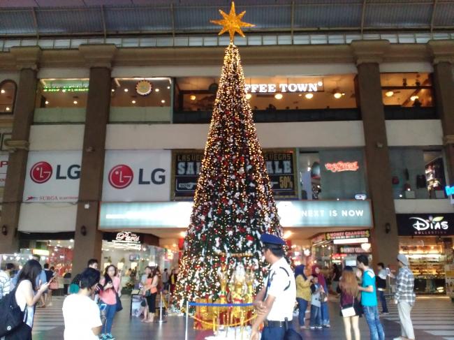 Pohon Natal 15 Meter di Nagoya Hill Didatangkan dari Hongkong
