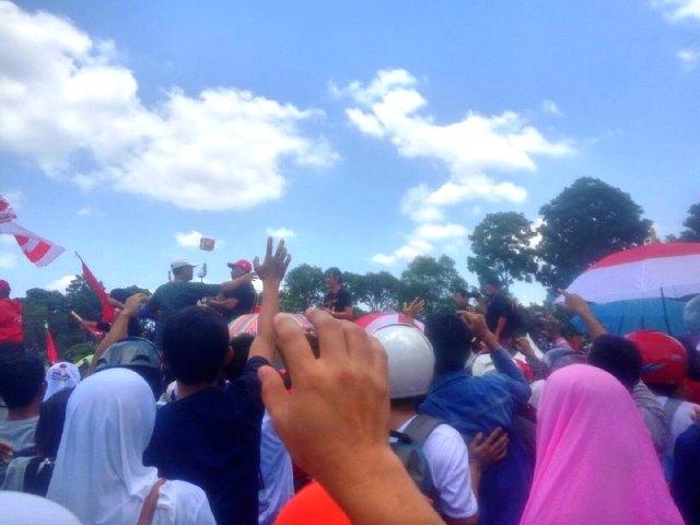 Panas Terik, Peserta Kampanye Jokowi di Batam Berebut Payung