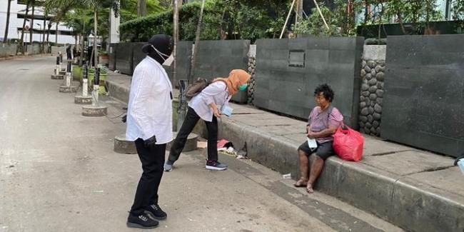 Tunawisma Ditemui Mensos Risma Terindikasi Penyakit Menular