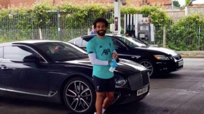 Mohamed Salah Bagi-bagi Bensin Gratis di SPBU