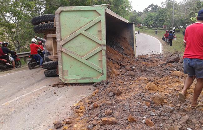 Setelah Truk Tumbang di Southlink, Sopir Langsung Kabur