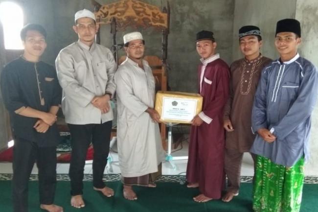 Mahasiswa KKN STAI Natuna Waqafkan Puluhan Al Quran untuk Warga Segeram
