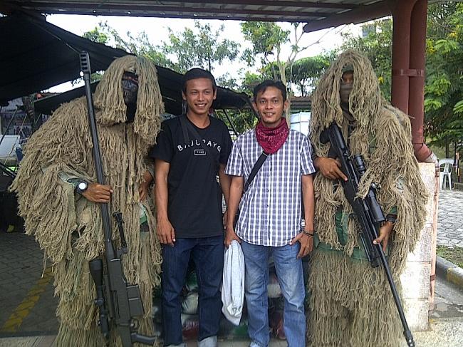 Warga Batam Berebut Foto dengan Sniper Marinir SBY