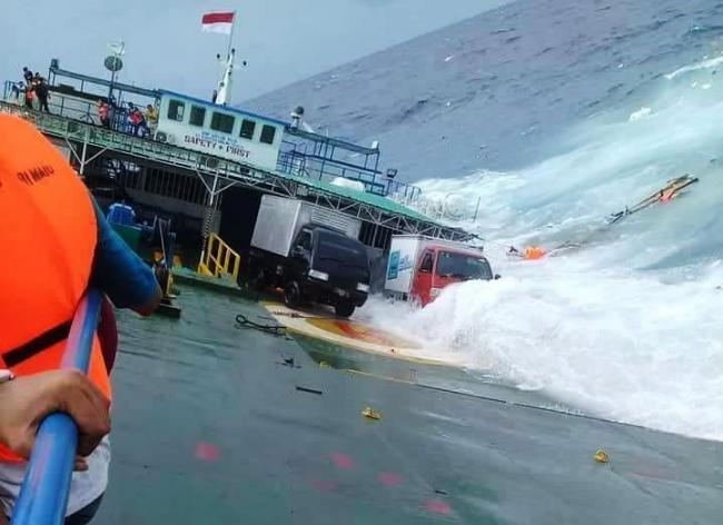 Pencarian Korban KM Lestari Dilanjutkan hingga Malam