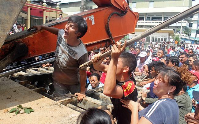 Bentrok dengan Pedagang, Anggota Satpol PP Dilarikan ke Rumah Sakit