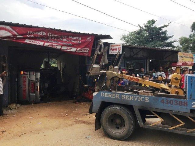 Pemilik Bengkel Kaget Tiba-tiba Ambulans Nyelonong dan Terguling
