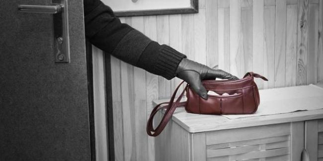 Terlelap Tidur di Sofa, Ponsel dan Dompet Asisten III Pemkab Bintan Digasak Maling 