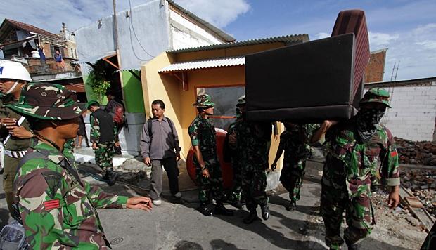TNI AL Robohkan Empat Rumah Warga di Kampung Jawa Tanjungpinang