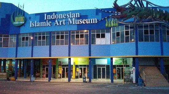 Ngabuburit Sambil Belajar Sejarah Islam di Indonesian Islamic Art Museum