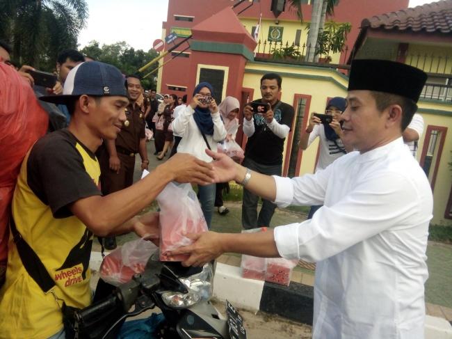 Kajari Bagi-bagi Takjil untuk Pengendara Motor