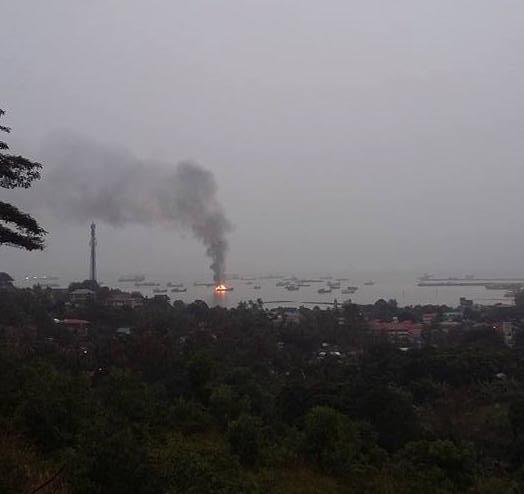 [Jurnalisme Warga] Kapal Pompong Terbakar di Harbour Bay Batam