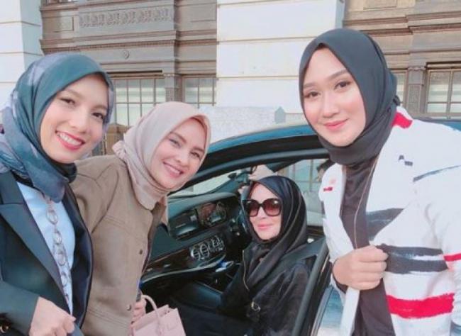 Cantiknya Lindsay Lohan Berhijab Bareng Dian Pelangi