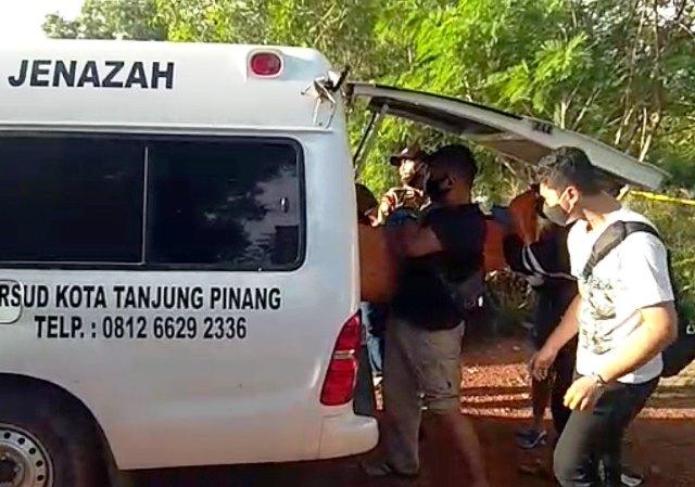 Diduga Dibunuh, Mayat Perempuan Ditemukan Terapung di Pantai Impian Tanjungpinang