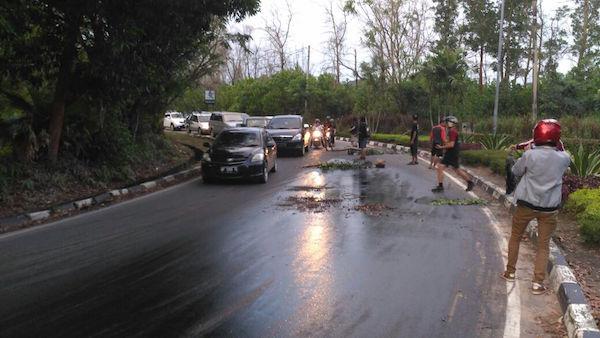 Tumpahan Oli di Jalan Gajah Mada Berasal dari Bungkusan Plastik