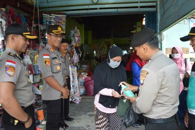 Blusukan ke Pasar Ranai, Kapolres Natuna Imbau Masyarakat Tak Panik Gegara Corona