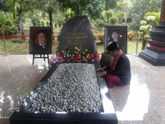 Momen Mengharukan Soeryo Ziarah ke Makam Istri di Idul Adha