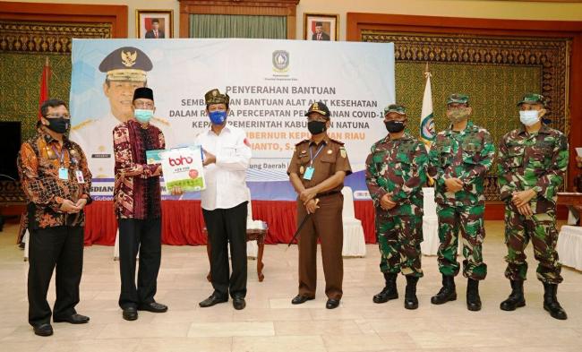 Pemprov Kepri Serahkan Alkes, Sembako dan Dana Rp 500 Juta ke Pemkab Natuna