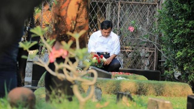 Prabowo Ziarah ke Makam Ayahnya