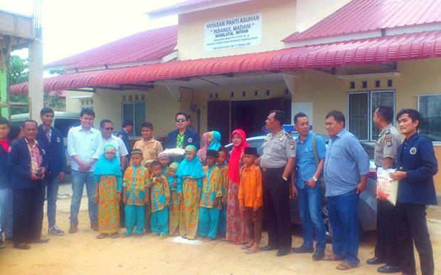 Mahasiswa Fakultas Hukum Unrika Batam Centre Bagi Sembako di Dua Panti Asuhan