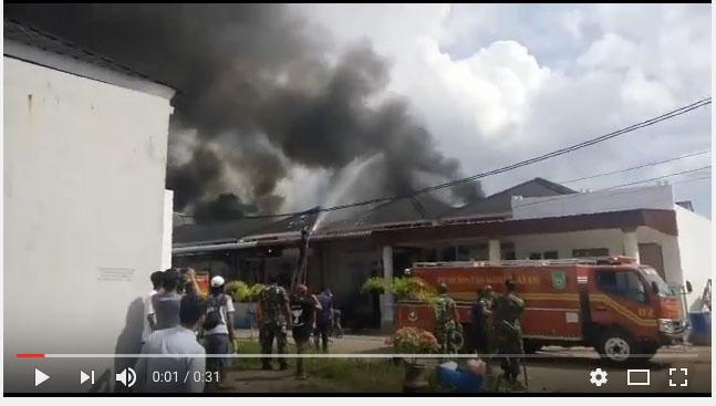 [VIDEO] Detik-detik Warga Bakar 18 Rumah dan Beko di Glory Home Bengkong