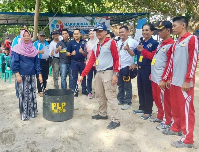 Peringati Harhubnas, 400 Anggota UPT Hubla Bersihkan Pantai