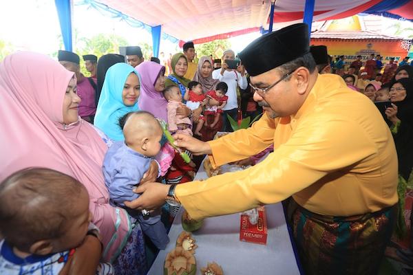 Peringati Maulid Nabi, Ratusan Anak Cukur Massal di Rumah Dinas Bupati