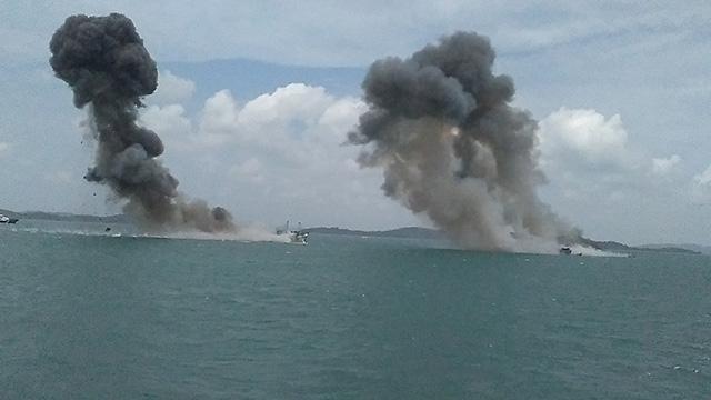 Nelayan Langsung Perebutkan Puing-puing Ledakan Kapal di Batam